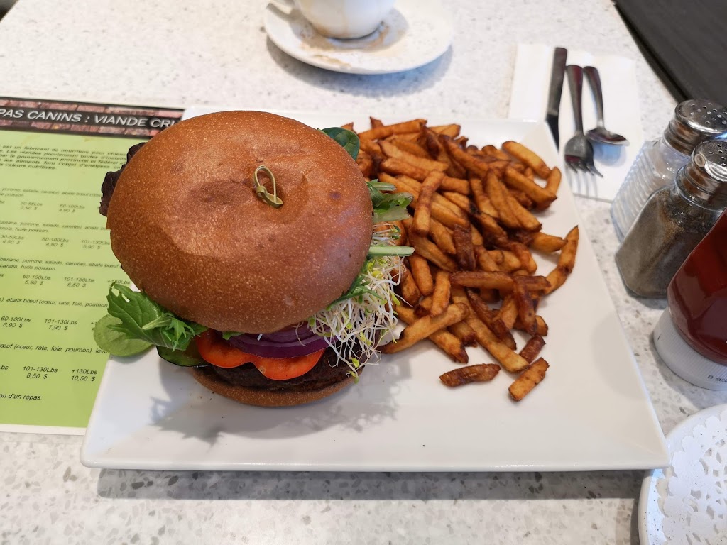Hot Dog & Cie | 6678 Boulevard Taschereau, Brossard, QC J4W 1M8, Canada | Phone: (579) 720-7666