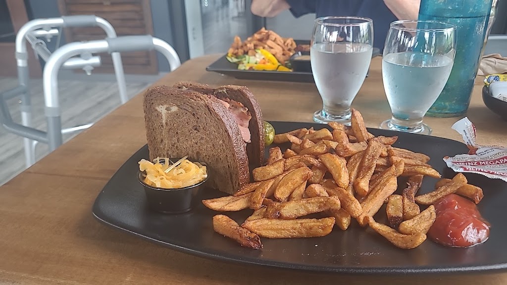 O quai des brasseurs Grand-Mere | 99 Av. Chahoon, Grand-Mère, QC G9T 2G1, Canada | Phone: (819) 489-8388