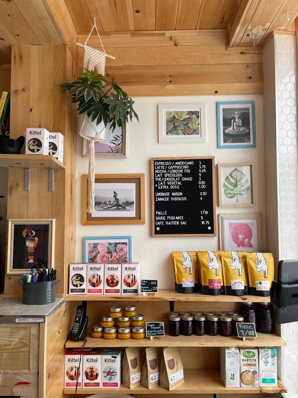 Plaisance Café & Traiteur anciennement Les 3 Jerks | 2636 Rue de Bellechasse, Montréal, QC H1Y 1J3, Canada | Phone: (438) 380-4949