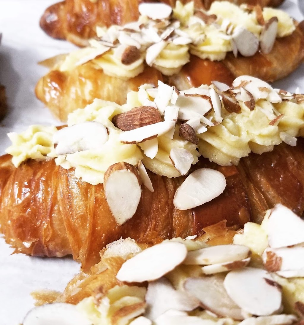Frenchies Bakery Creperie | 1 Deerhurst Bayshore, Huntsville, ON P1H 1A9, Canada | Phone: (905) 783-5919