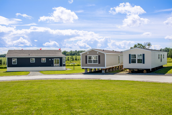 Armstrong Trailers | 1868 Commerce Park Dr, Innisfil, ON L9S 4A3, Canada | Phone: (705) 436-5611
