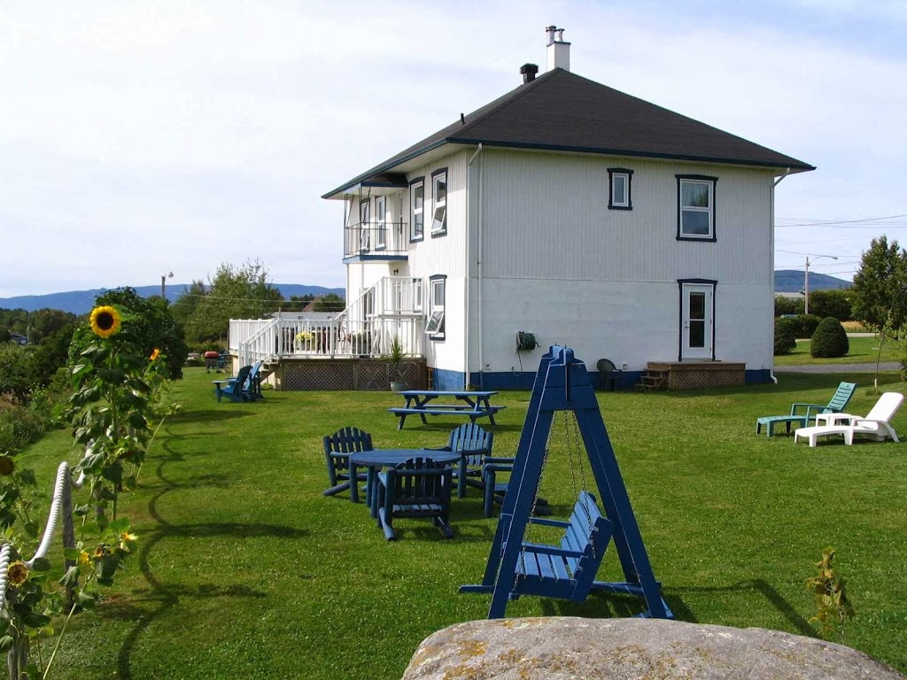 Auberge Les Eglantiers | 82 Chemin de la Baleine, La Baleine, QC G0A 2A0, Canada | Phone: (418) 438-2500
