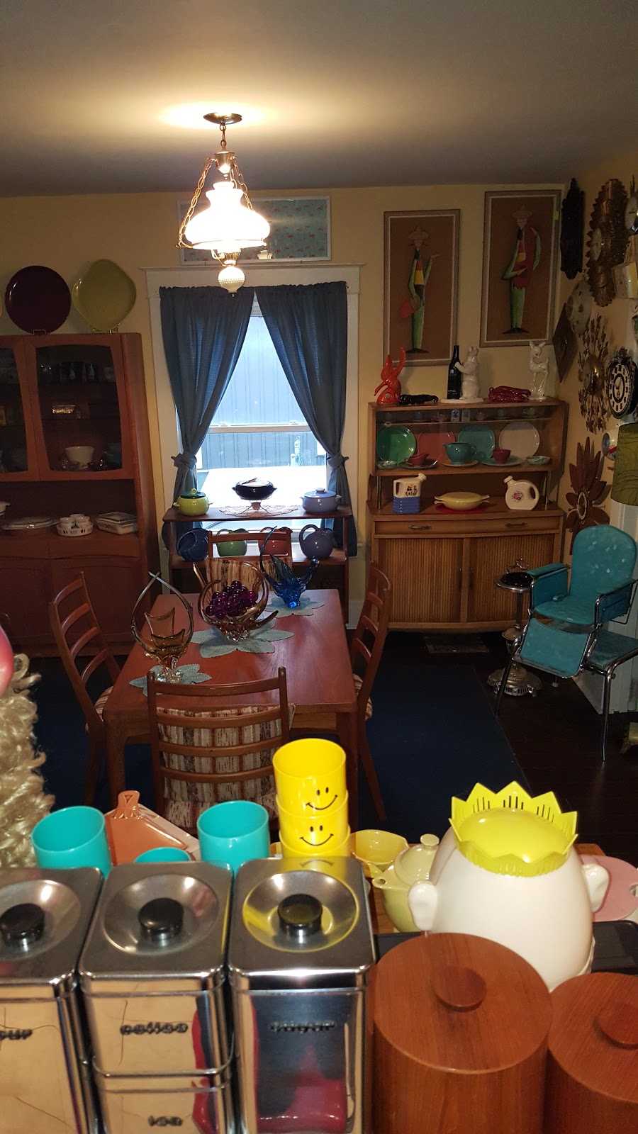 Retro Mikes Antiques | 6499 Thorold Stone Rd, Niagara Falls, ON L2J 1B2, Canada | Phone: (905) 358-6320
