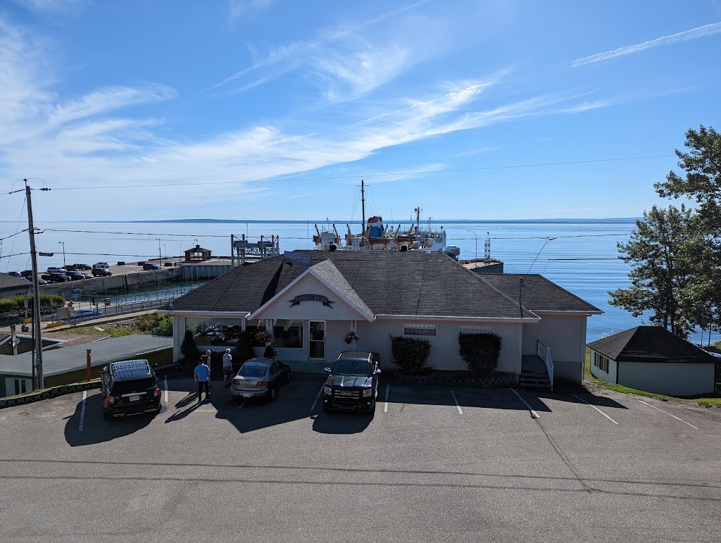 Restaurant sur Mer | 103 Rue du Quai, Saint-Siméon, QC G0T 1X0, Canada | Phone: (418) 638-2674