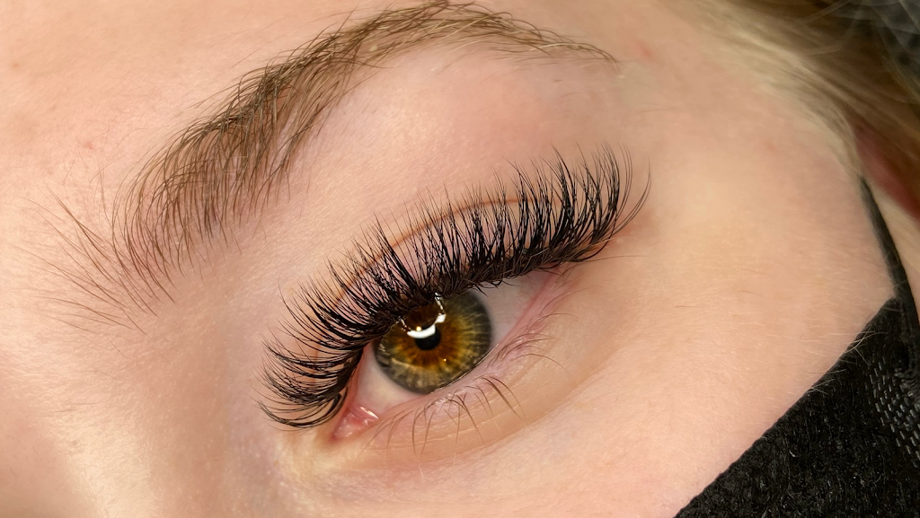 DELLUXE Beauty Bar | 7240 Wellington Rd 124, Guelph, ON N1H 6J3, Canada | Phone: (519) 710-7500
