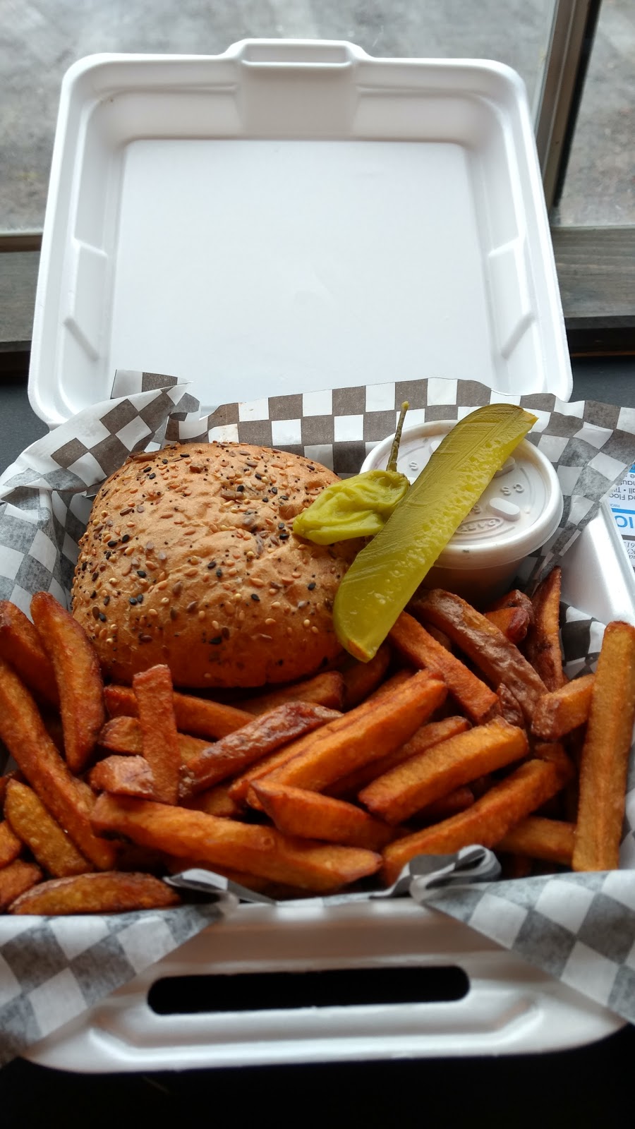 Le Smokn Bull | 1862 QC-148, Luskville, QC J0X 2G0, Canada | Phone: (819) 455-2600
