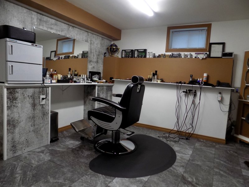 Mikes Hair Studio | 327 Bowen Rd, Fort Erie, ON L2A 2Z1, Canada | Phone: (289) 438-2276