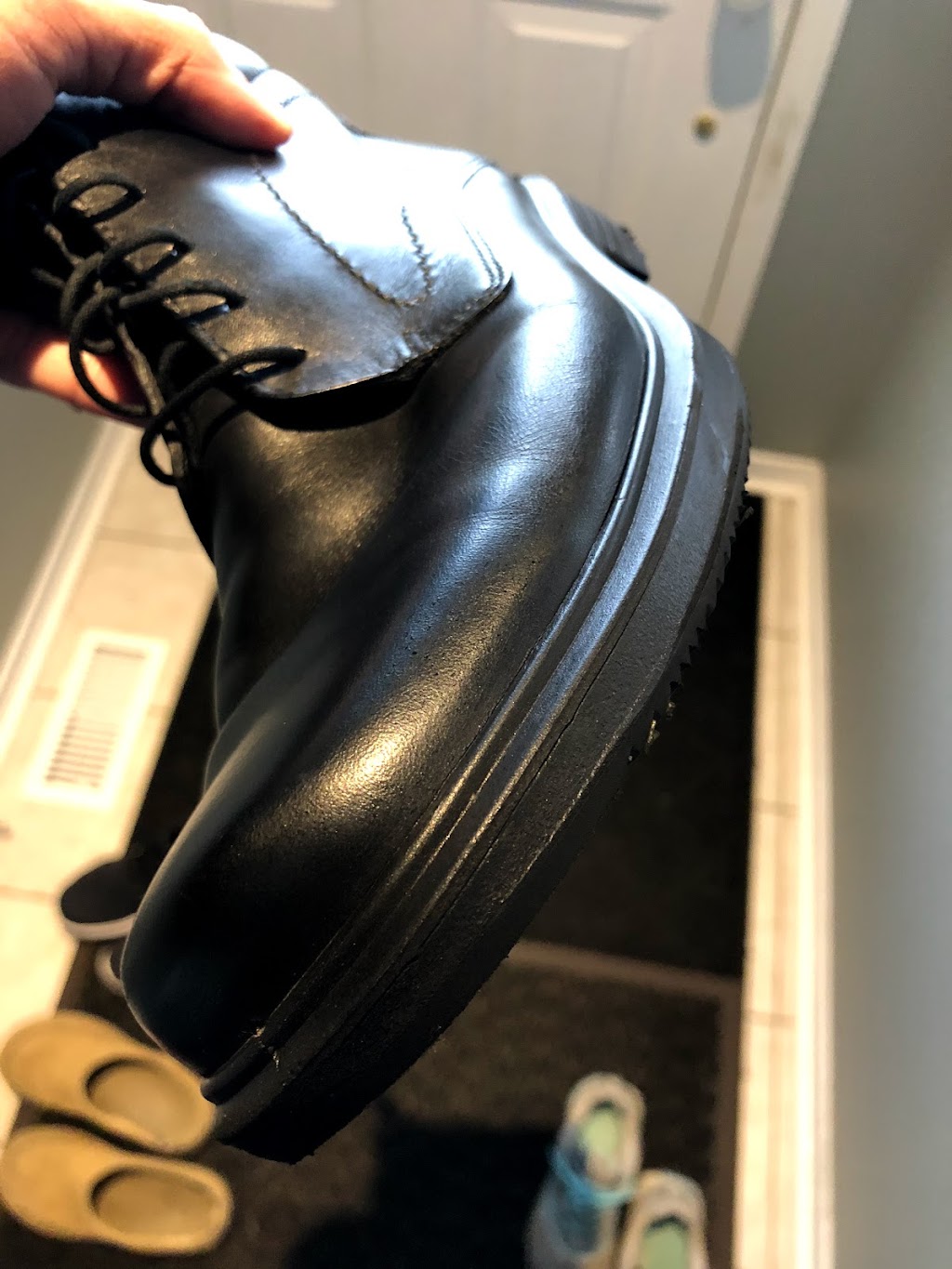 Sams Shoe Repair | 2150 Burnhamthorpe Rd W, Mississauga, ON L5L 3A2, Canada | Phone: (905) 607-5258