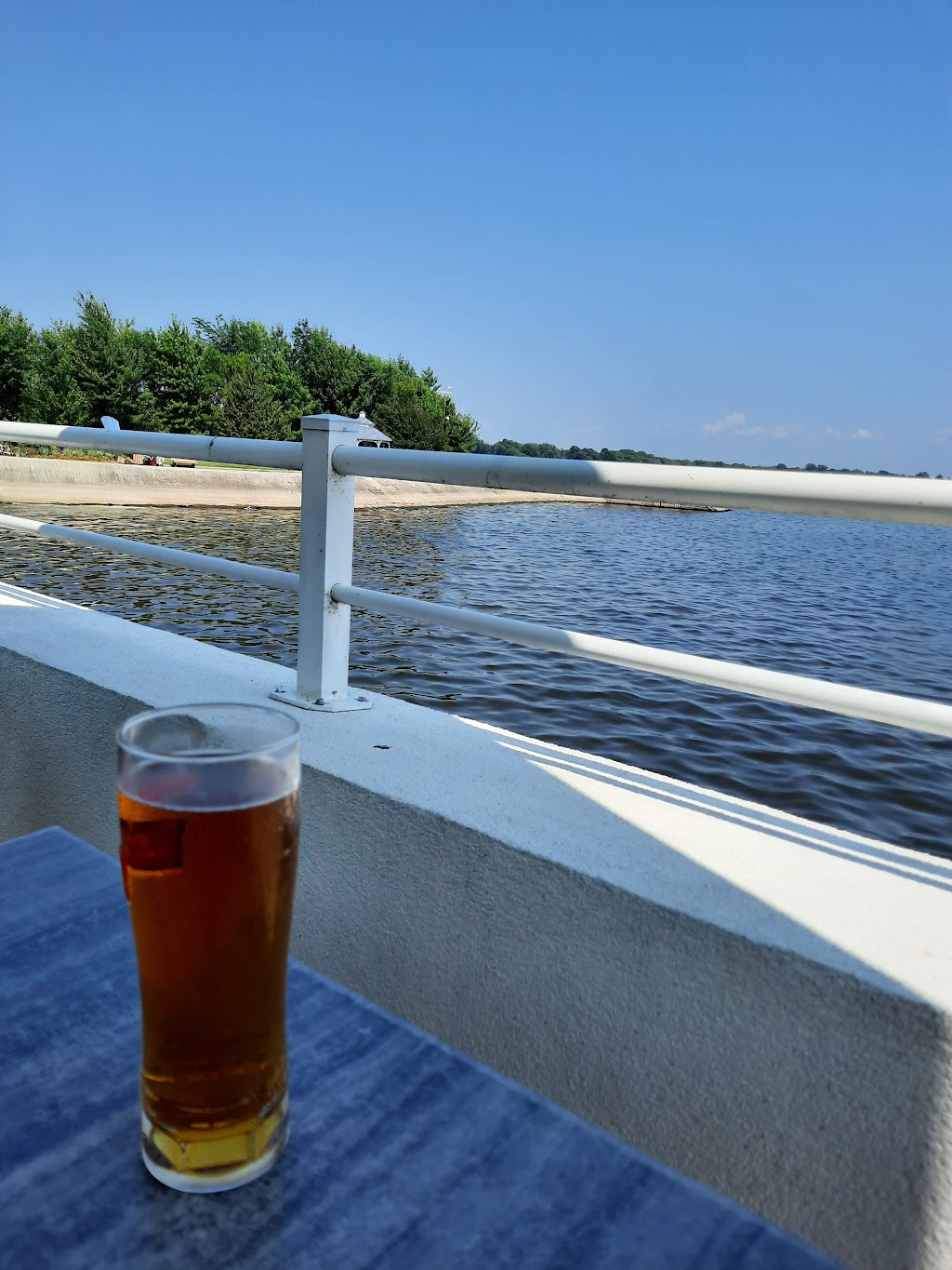 Le Sandbar | 260 Avenue de Venise O, Venise-en-Québec, QC J0J 2K0, Canada | Phone: (450) 529-0355