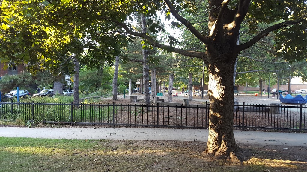 Vermont Square Park | 819 Palmerston Ave, Toronto, ON M5R 3G5, Canada | Phone: (416) 392-2489