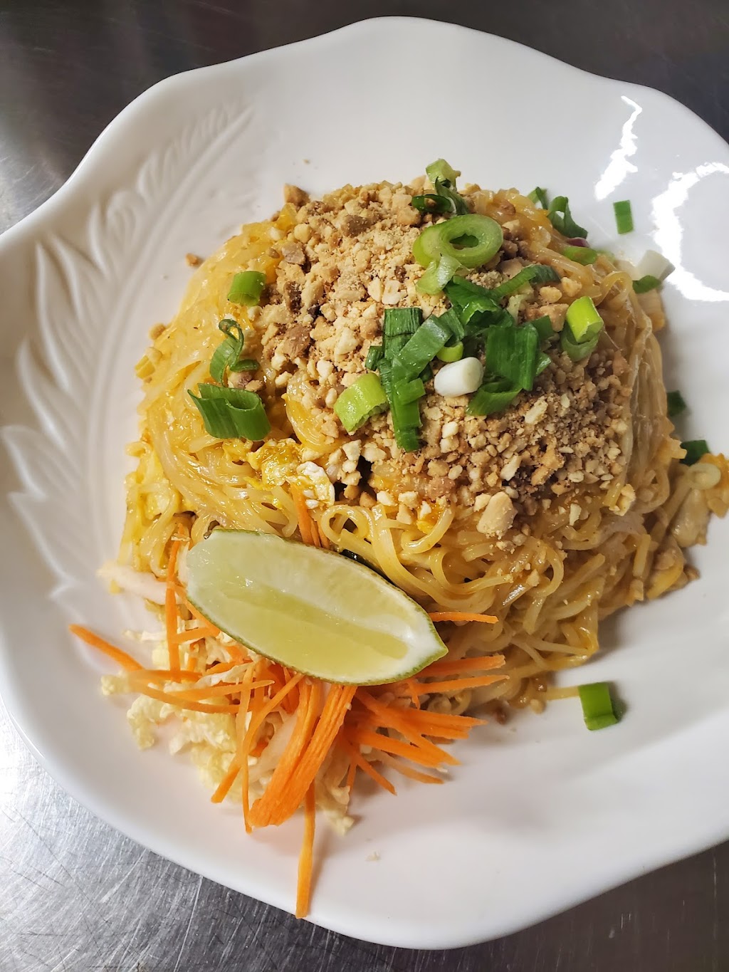 Sweet Basil Restaurant | 1585 Bank St, Ottawa, ON K1H 7Z3, Canada | Phone: (613) 731-8424