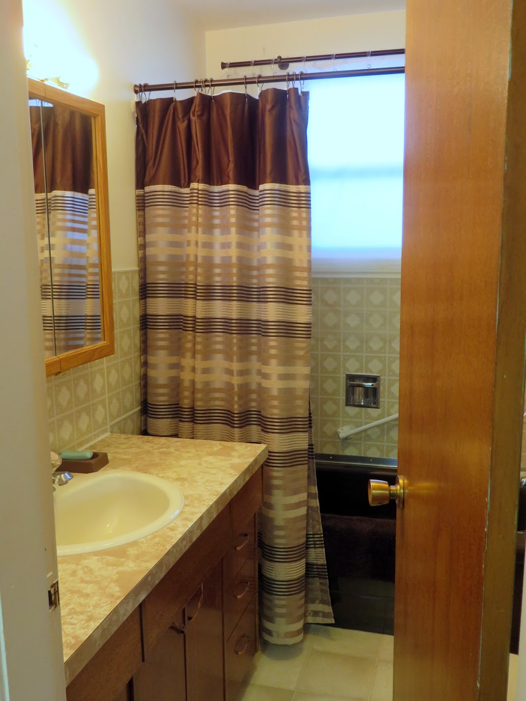 East Valley Guest House | Box 613, 473 1 Ave, East Coulee, AB T0J 1B0, Canada | Phone: (403) 823-0953