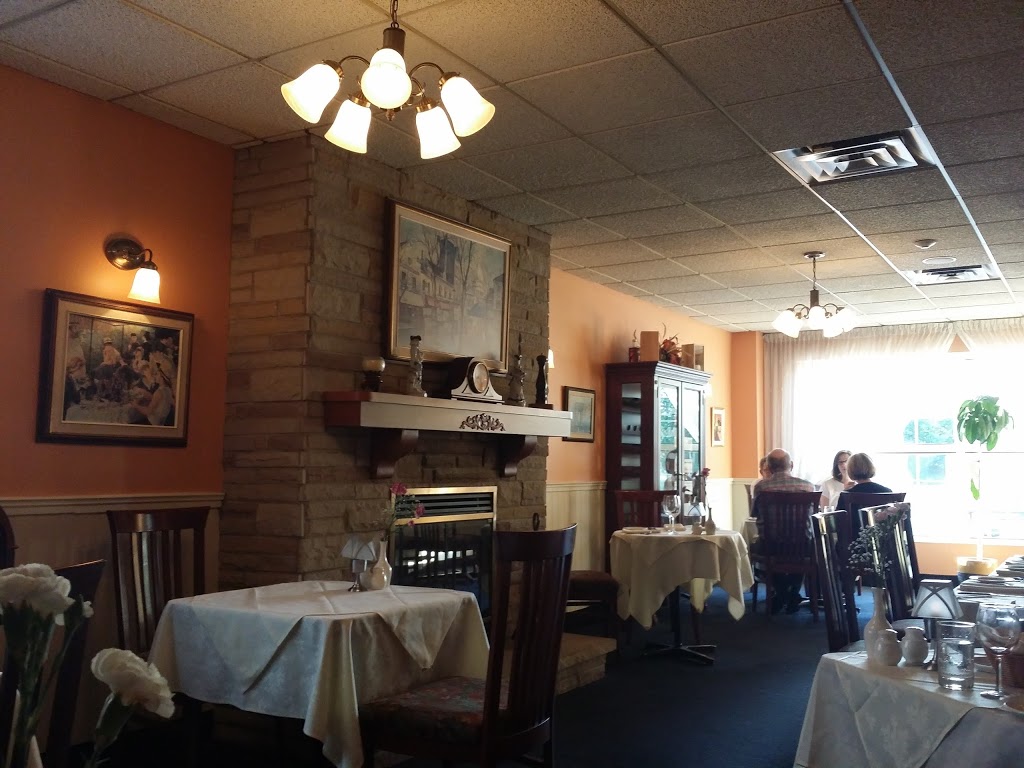 Le Montmartre | 911 Sheppard Ave W, North York, ON M3H 2T7, Canada | Phone: (416) 630-3804