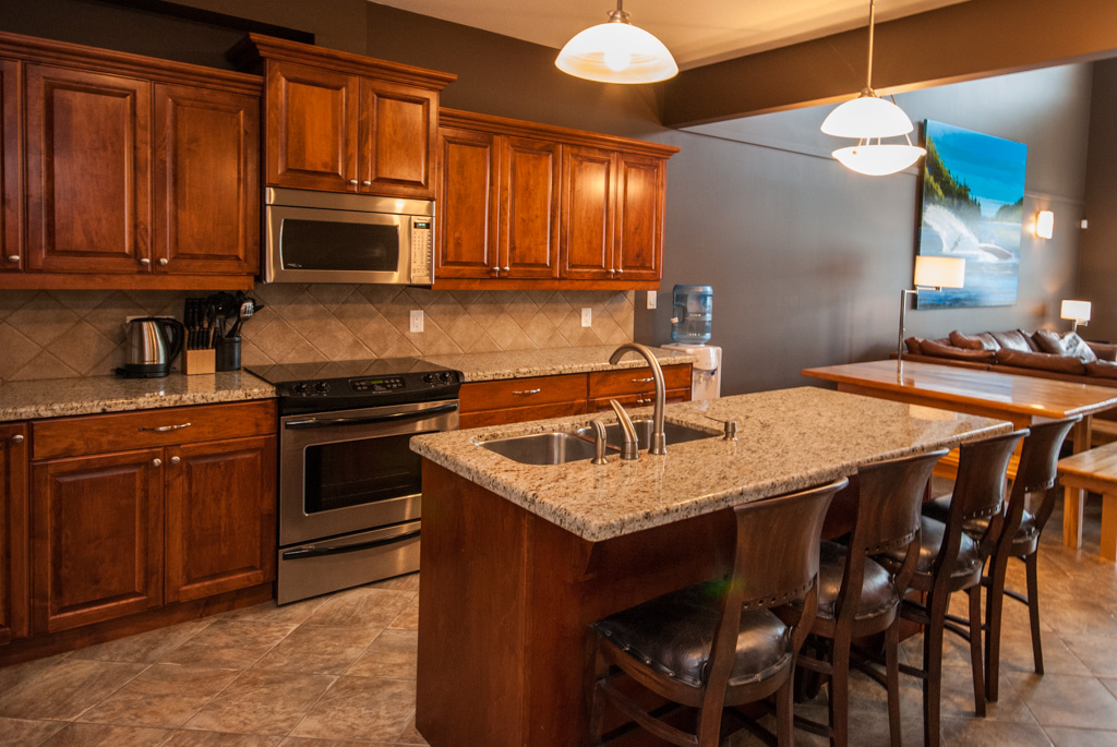 Shuswap Lakeside Vacation Rentals | 505 Poage Ave, Sicamous, BC V0E 2V0, Canada | Phone: (250) 804-3485