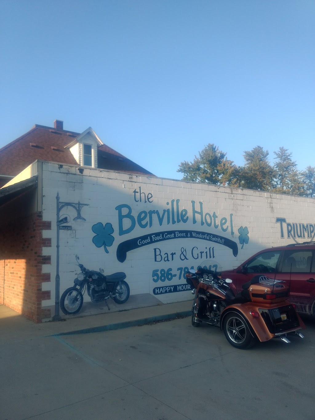The Berville Hotel Bar & Grill | 498 North Ave, Berlin Township, MI 48002, USA | Phone: (586) 784-9017
