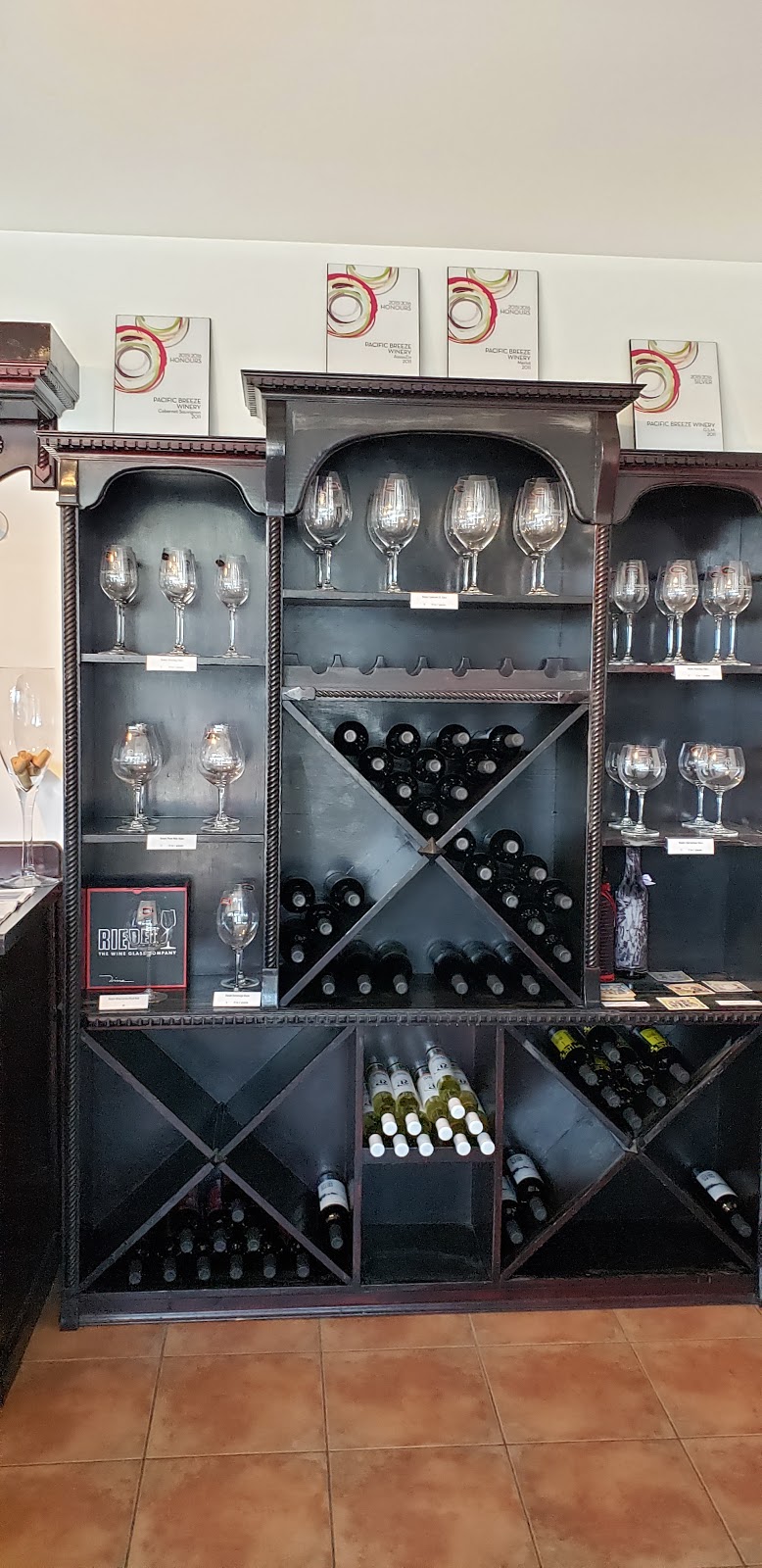 Pacific Breeze Winery | 320 Stewardson Way #6, New Westminster, BC V3M 6C3, Canada | Phone: (604) 522-2228