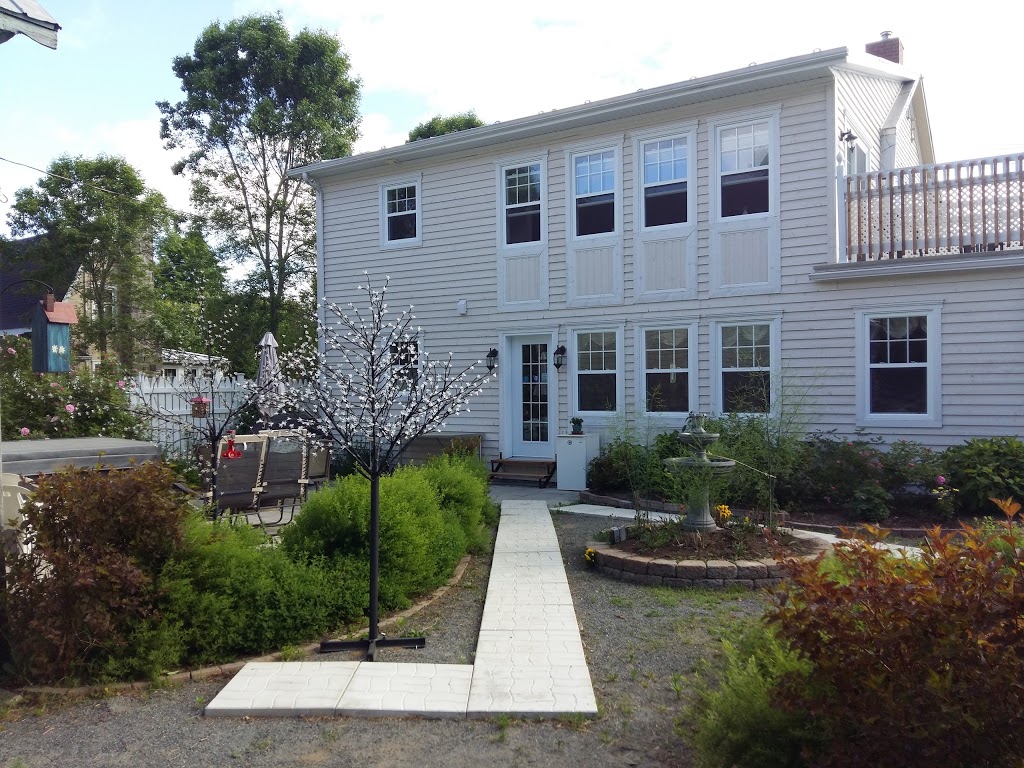 Le Gîte de la Vieille Caisse | 1281 Rue Principale, Saint-Étienne-des-Grès, QC G9C 1M2, Canada | Phone: (819) 655-0327
