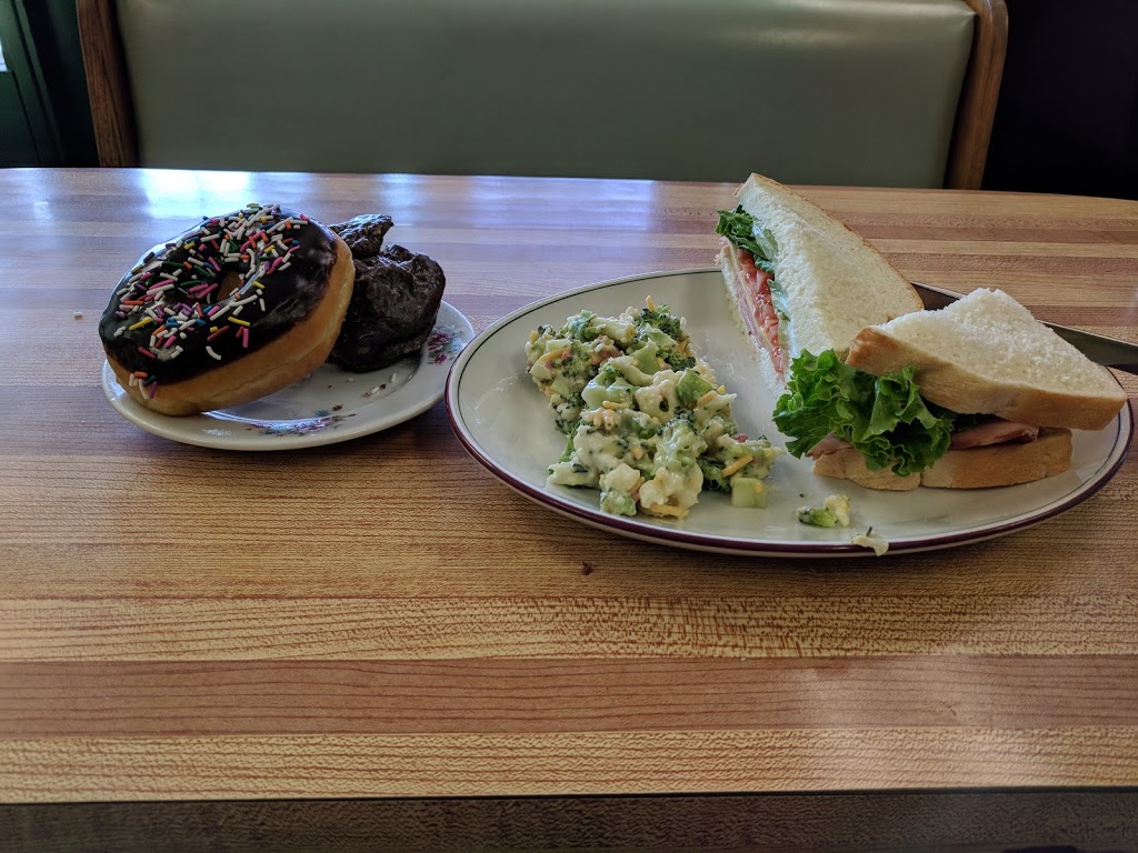Elmira Donuts & Deli | 22 Church St W, Elmira, ON N3B 1M3, Canada | Phone: (519) 669-5353