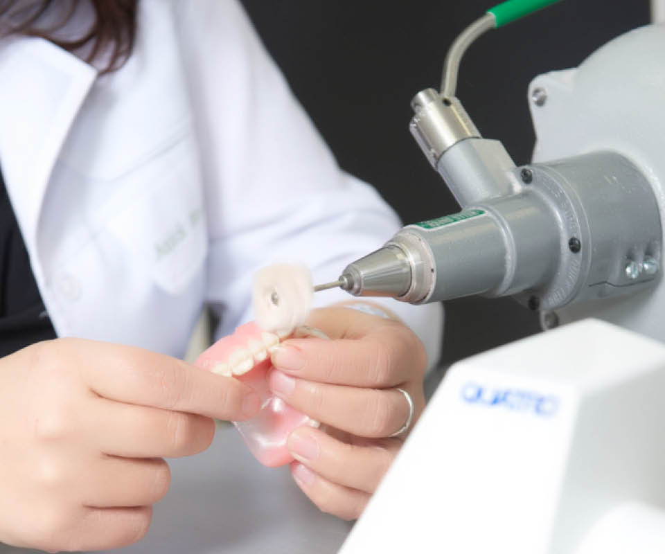 Clinique de denturologie Identique | 2735 Boulevard des Oiseaux, Laval, QC H7L 4S9, Canada | Phone: (450) 937-7022