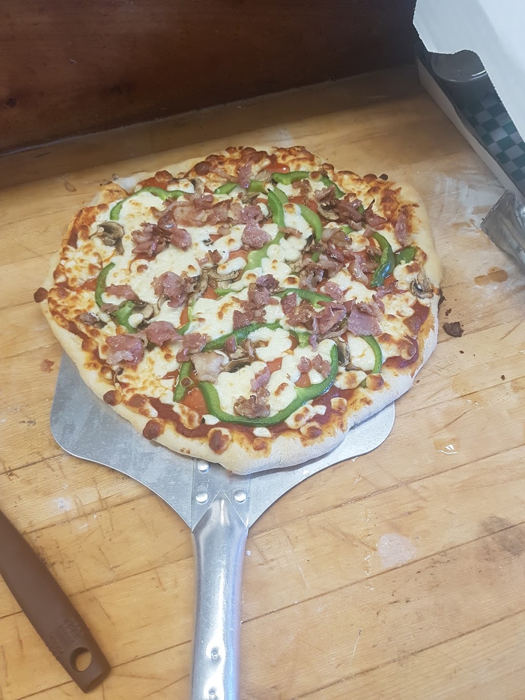 Taps Pizza & Wings | 9281 Beachwood Rd, Collingwood, ON L9Y 3Z1, Canada | Phone: (705) 445-1444