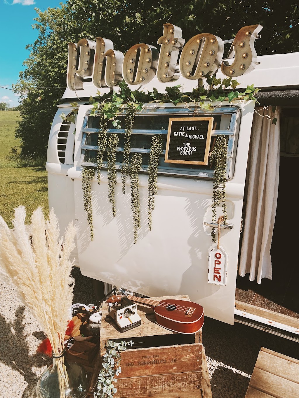 The Photo Bus Booth | 463 Athol St E, Oshawa, ON L1H 1L5, Canada | Phone: (416) 720-3270
