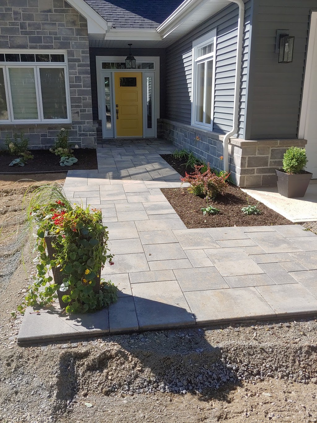 Royal Scapes | 437 Lake Dr S, Keswick, ON L4P 1P7, Canada | Phone: (506) 479-1380