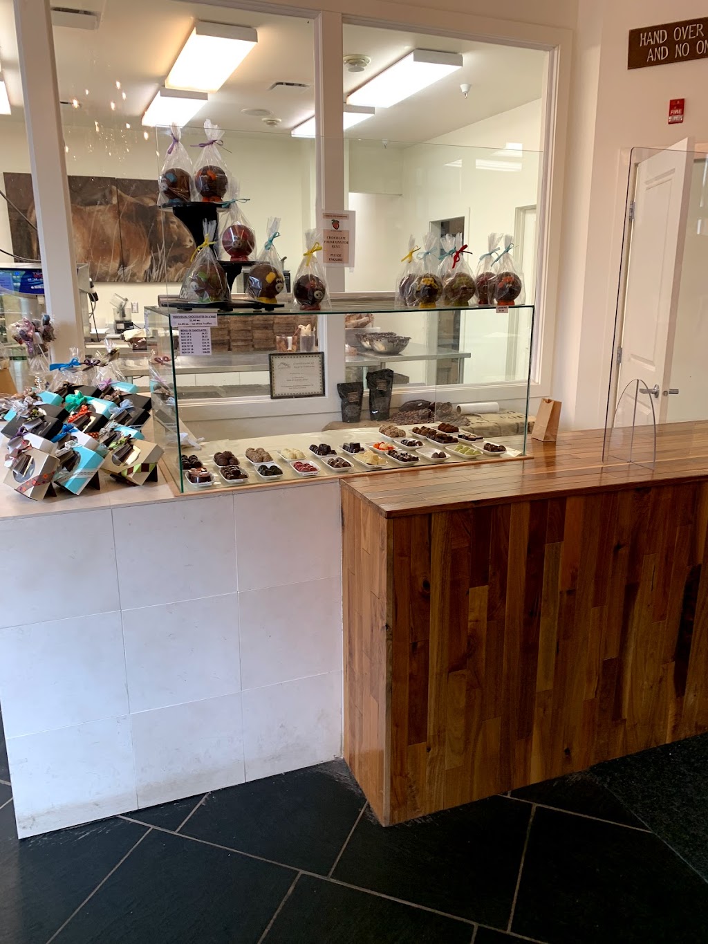 Le Chocolatier | 701 Benchlands Trail #121, Canmore, AB T1W 3G9, Canada | Phone: (403) 679-3351