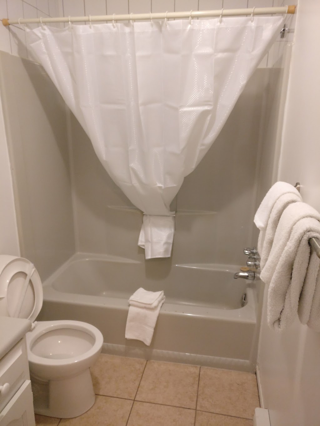 Le Petit Motel Napoléon | 926 Boulevard Maloney E, Gatineau, QC J8P 1H9, Canada | Phone: (819) 643-1000