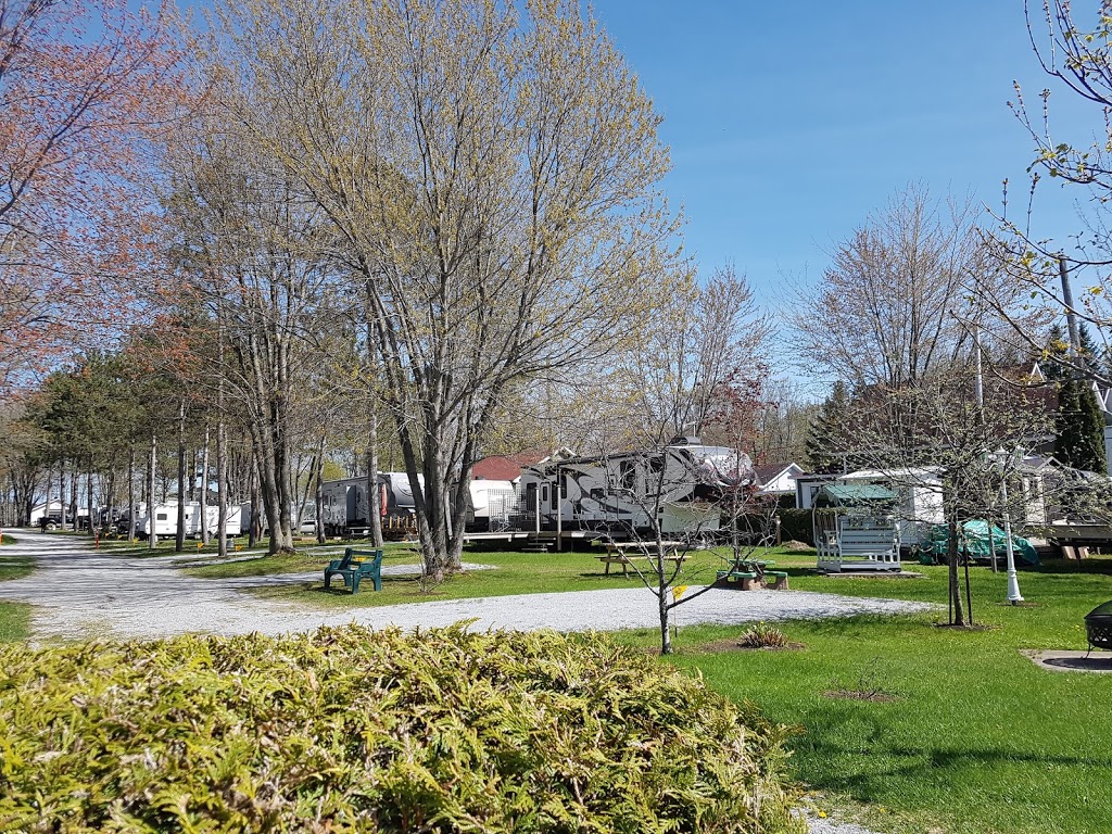Villa Du Campeur Des Trois Lac | 227 Rue Larochelle, Asbestos, QC J1T 3M7, Canada | Phone: (819) 879-5000