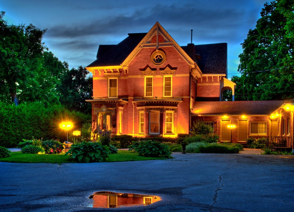 The Woodview Inn | 250 King St W, Gananoque, ON K7G 2G6, Canada | Phone: (844) 382-1110