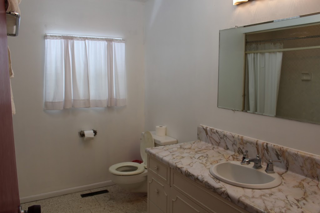 Sauble Lodge Motor Inn | 213 2nd Ave N, Sauble Beach, ON N0H 2G0, Canada | Phone: (519) 422-1040