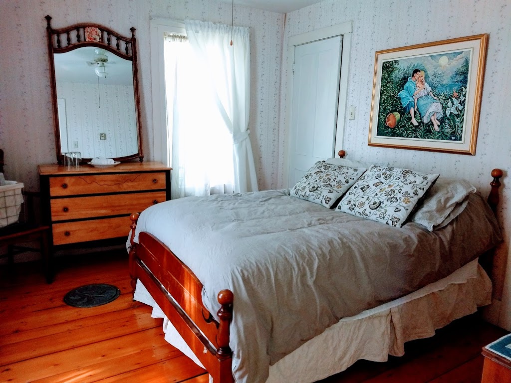 La maison Rose Alma Couette Et Café | 328 Rue Principale, Mansonville, QC J0E 1X0, Canada | Phone: (438) 883-7877