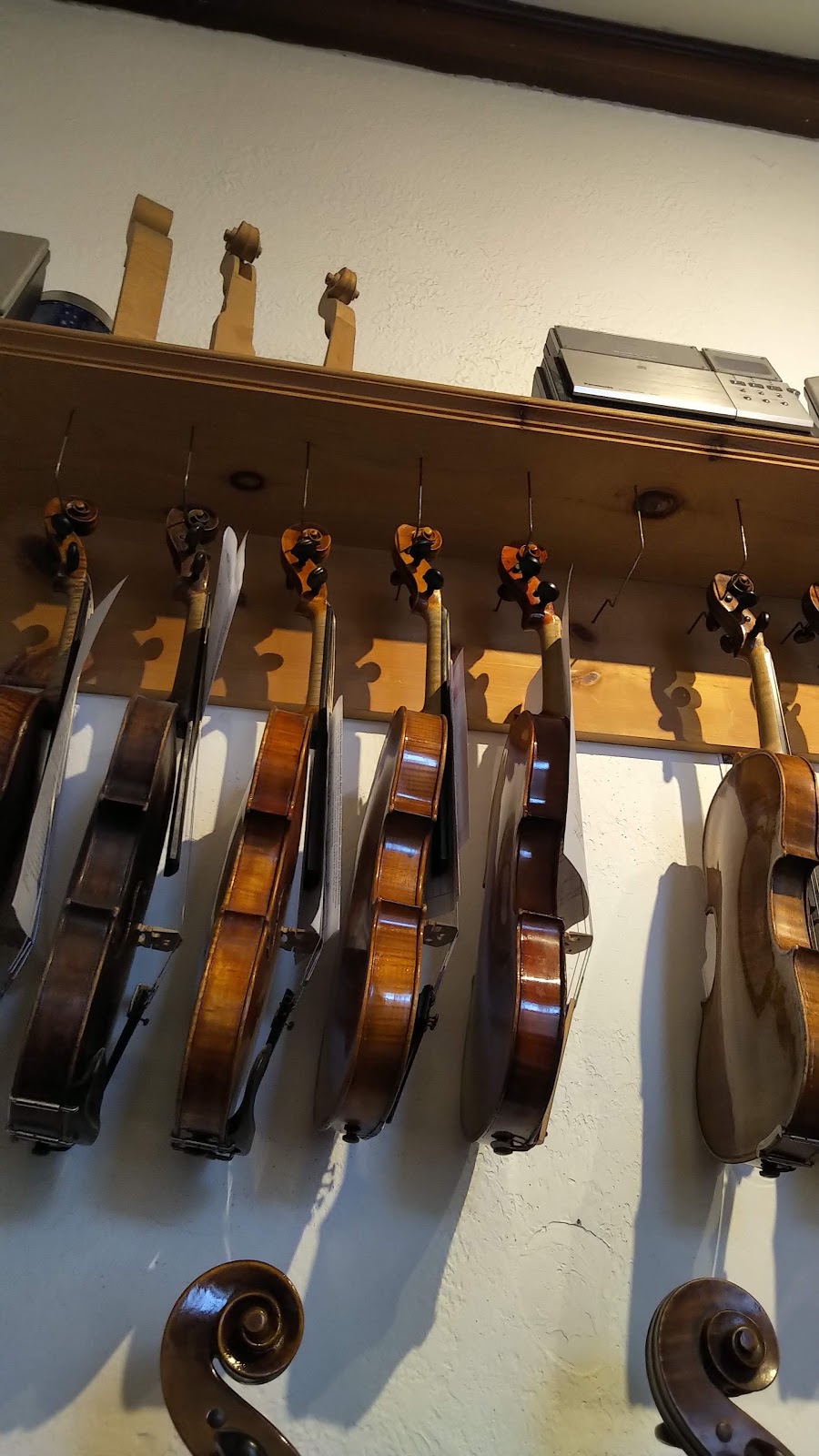 Olivier Pérot Luthier / La Maison du Violon | 3928 Rue St-Hubert, Montréal, QC H2L 4A5, Canada | Phone: (514) 845-2374
