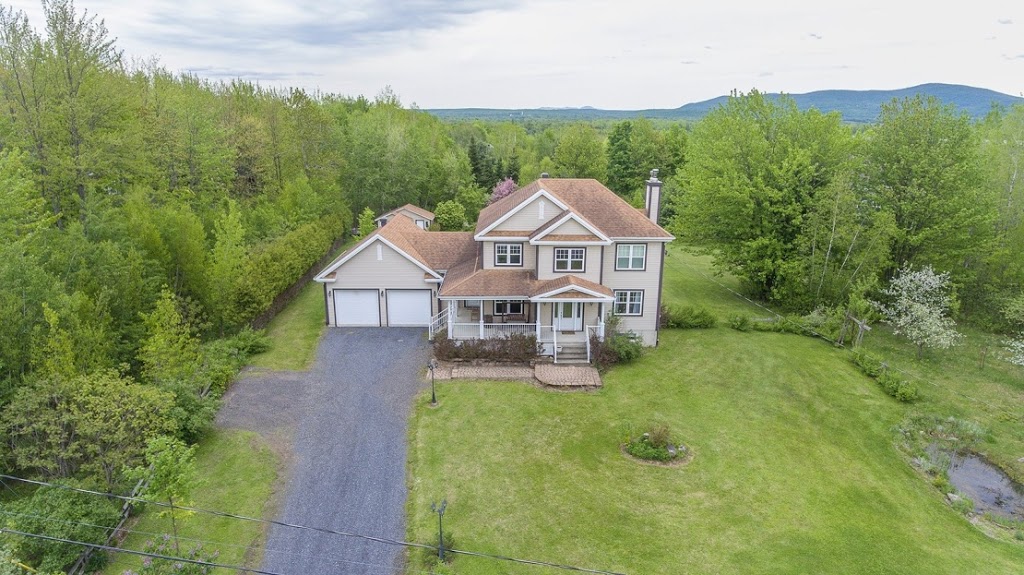 Véronique Bibeau Courtier immobilier résidentiel | 1050 Rue Principale, Granby, QC J2J 2N9, Canada | Phone: (450) 776-0494