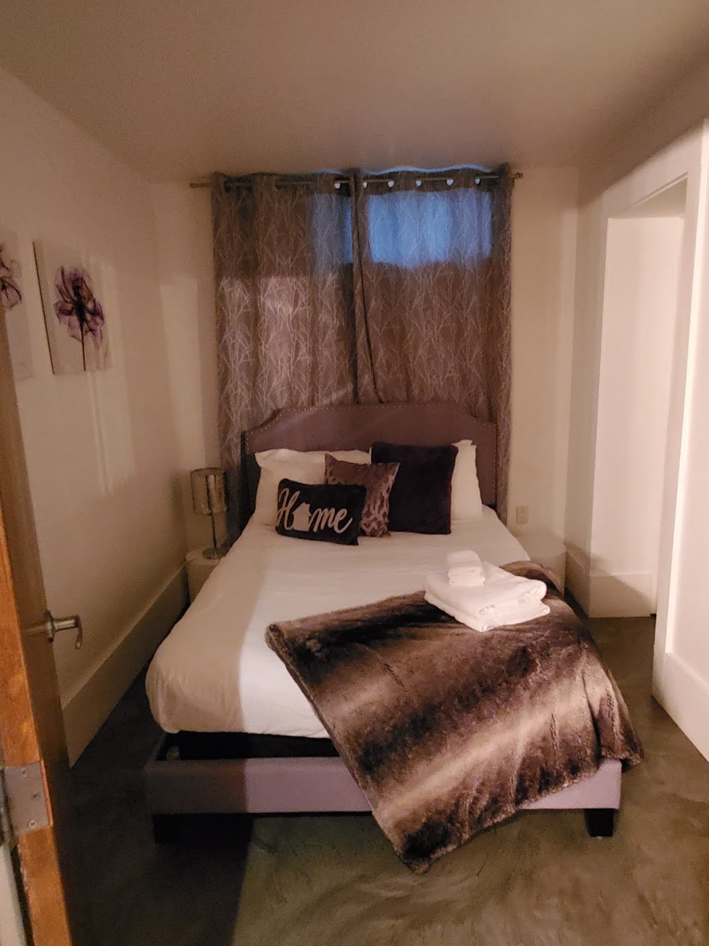 Chalet au Bord du Lac | 2384 Rue Labelle, Mont-Tremblant, QC J8E 1T8, Canada | Phone: (514) 290-4601