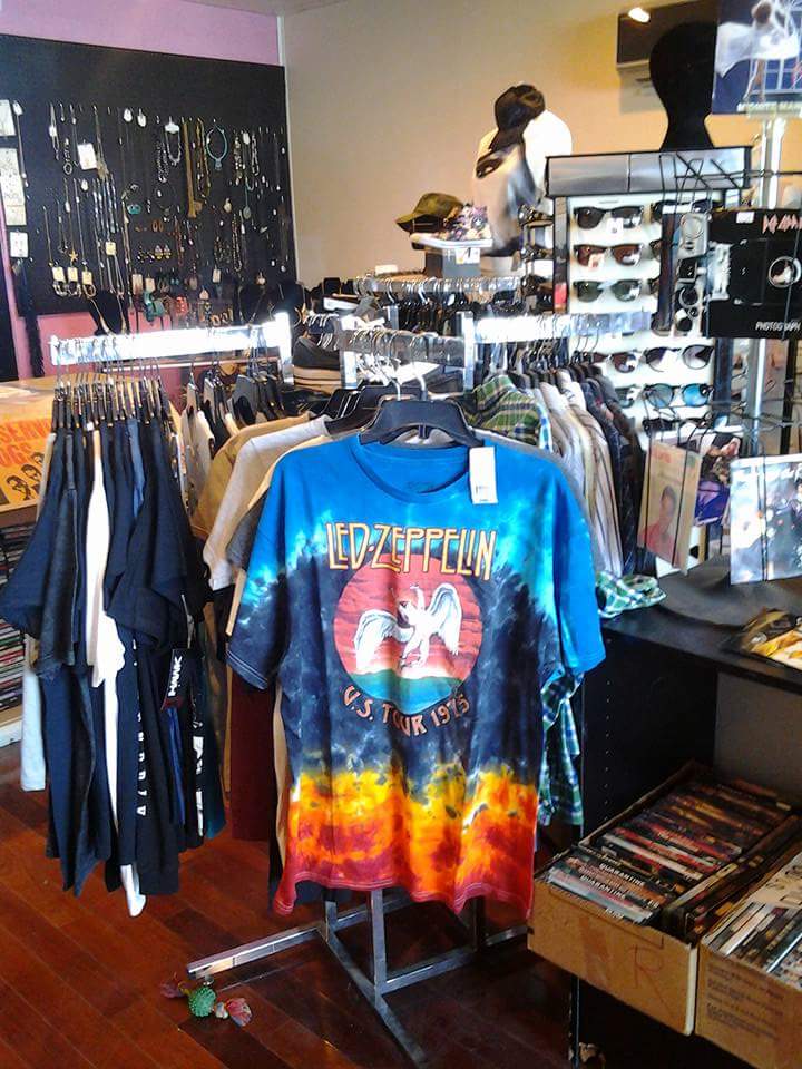 Rick’s Record Shack & Wifey’s Closet | 3348 Lake Shore Rd, Buffalo, NY 14219, USA | Phone: (716) 563-9116