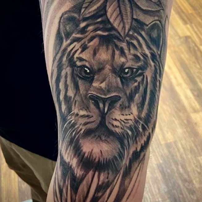 Rising Kings Tatouages, percages et barbiers | 54 Rue Charlotte, Sorel-Tracy, QC J3P 1G3, Canada | Phone: (579) 363-1313