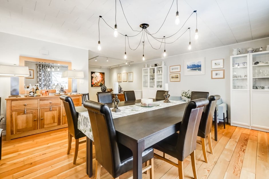 Field Lodge - PEC. STA Licence ST-2020-0033 | 1410 County Rd 12, Prince Edward, ON K0K 2T0, Canada | Phone: (343) 261-7796