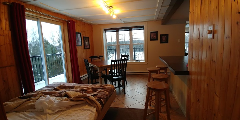 Aux croissant perlé | 499 Chemin Denison, Danville, QC J0A, Canada | Phone: (819) 238-3972