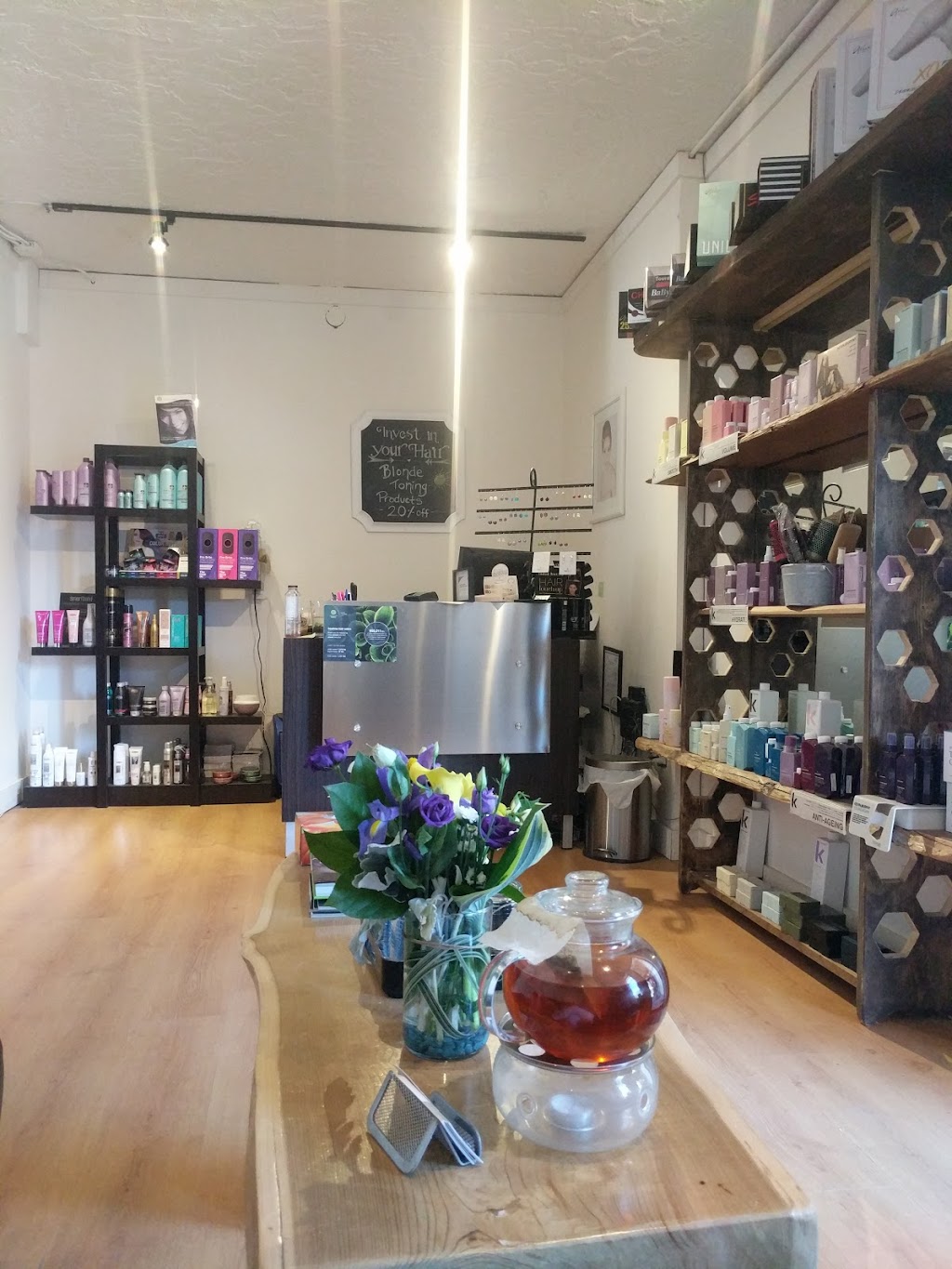 Beehive Hair Salon | 41340 Government Rd, Brackendale, BC V0N 1H0, Canada | Phone: (604) 898-5421