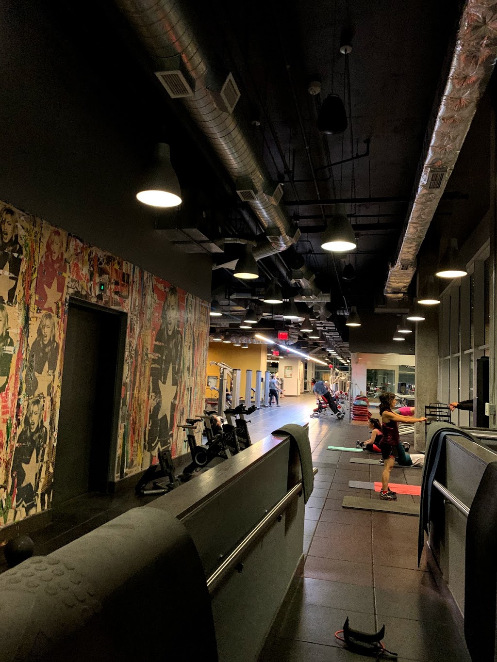 Crunch Fitness - College Park | College Park, 382 Yonge St 4th floor, Toronto, ON M5G 1S8, Canada | Phone: (416) 979-1645