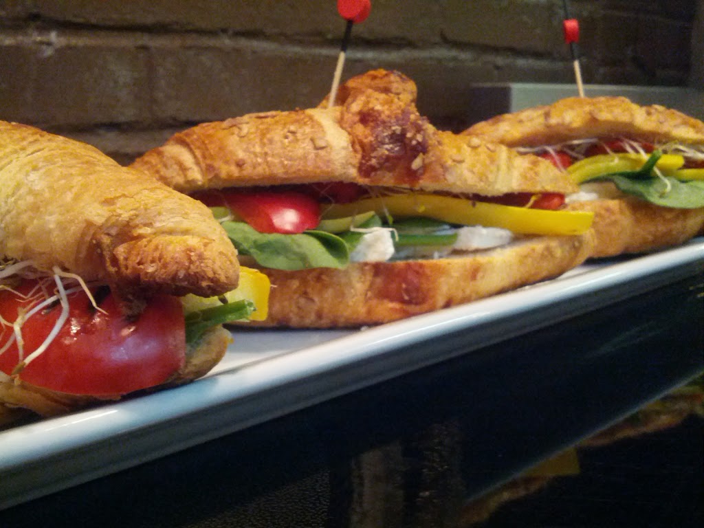 Le Tonique | 4710 Rue Saint-Ambroise #112, Montréal, QC H4C 2C7, Canada | Phone: (514) 989-9945