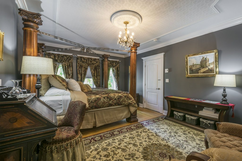 The Kings INN Bed & Breakfast | 81 Henry St, Trenton, ON K8V 3T5, Canada | Phone: (613) 955-8881