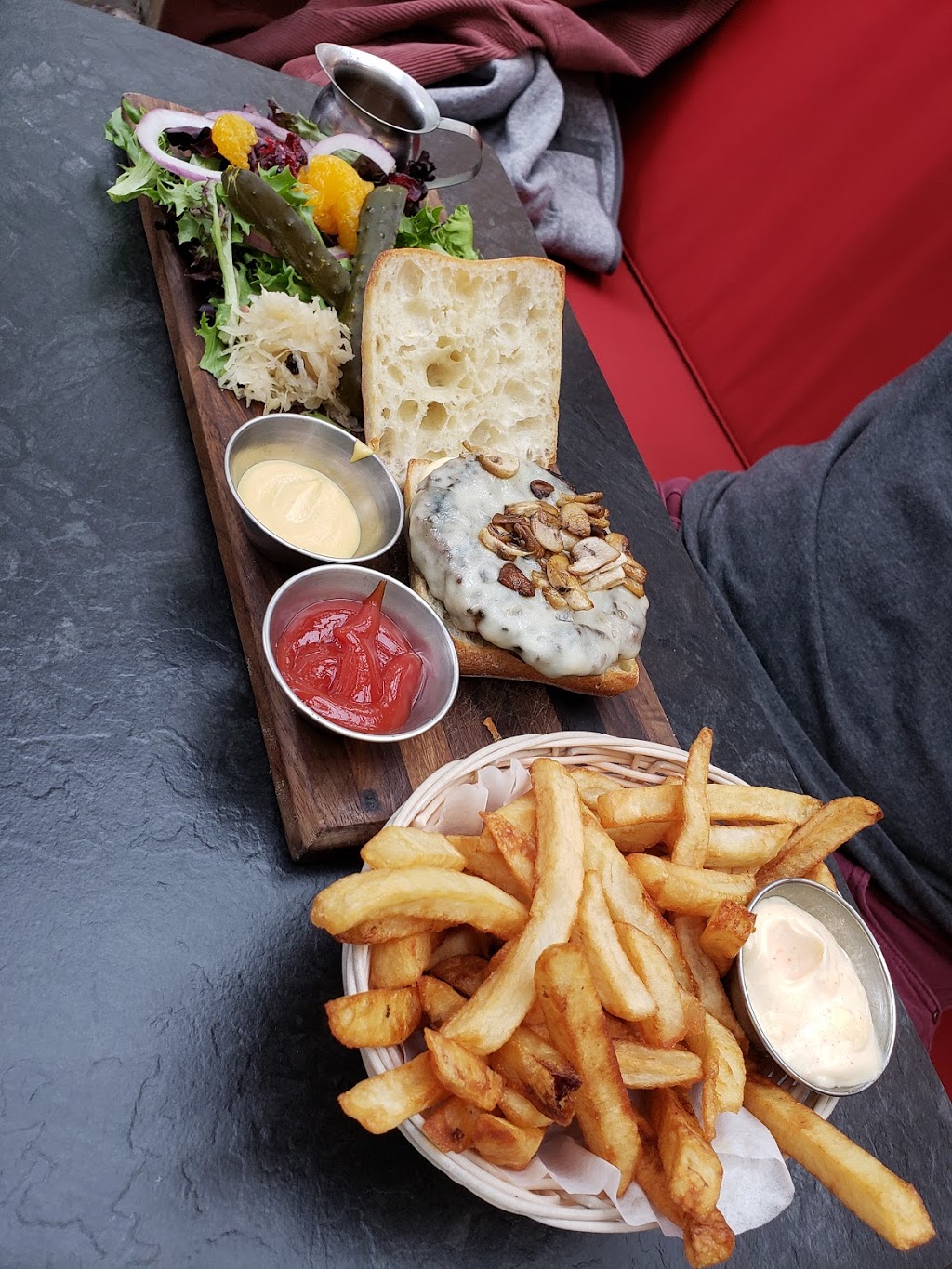 Bistro Des Bières Belges | 2088 Rue Montcalm, Saint-Hubert, QC J4T 2E2, Canada | Phone: (450) 465-0669