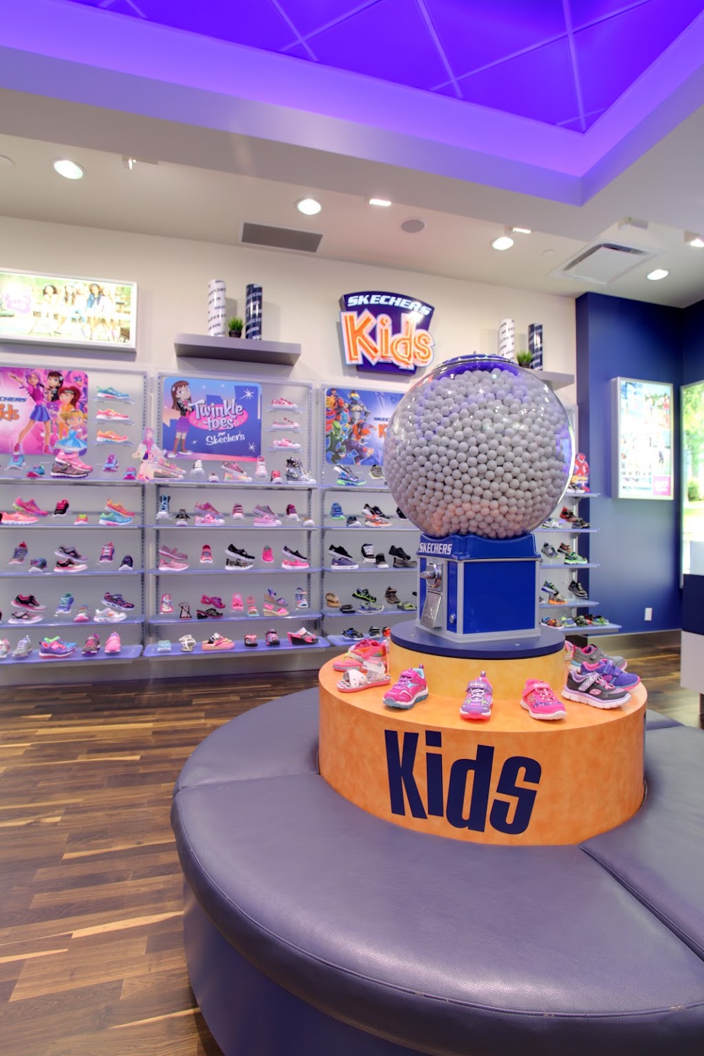 SKECHERS Retail | 6801 Route Transcanadienne, Pointe-Claire, QC H9R 5J2, Canada | Phone: (514) 428-0022