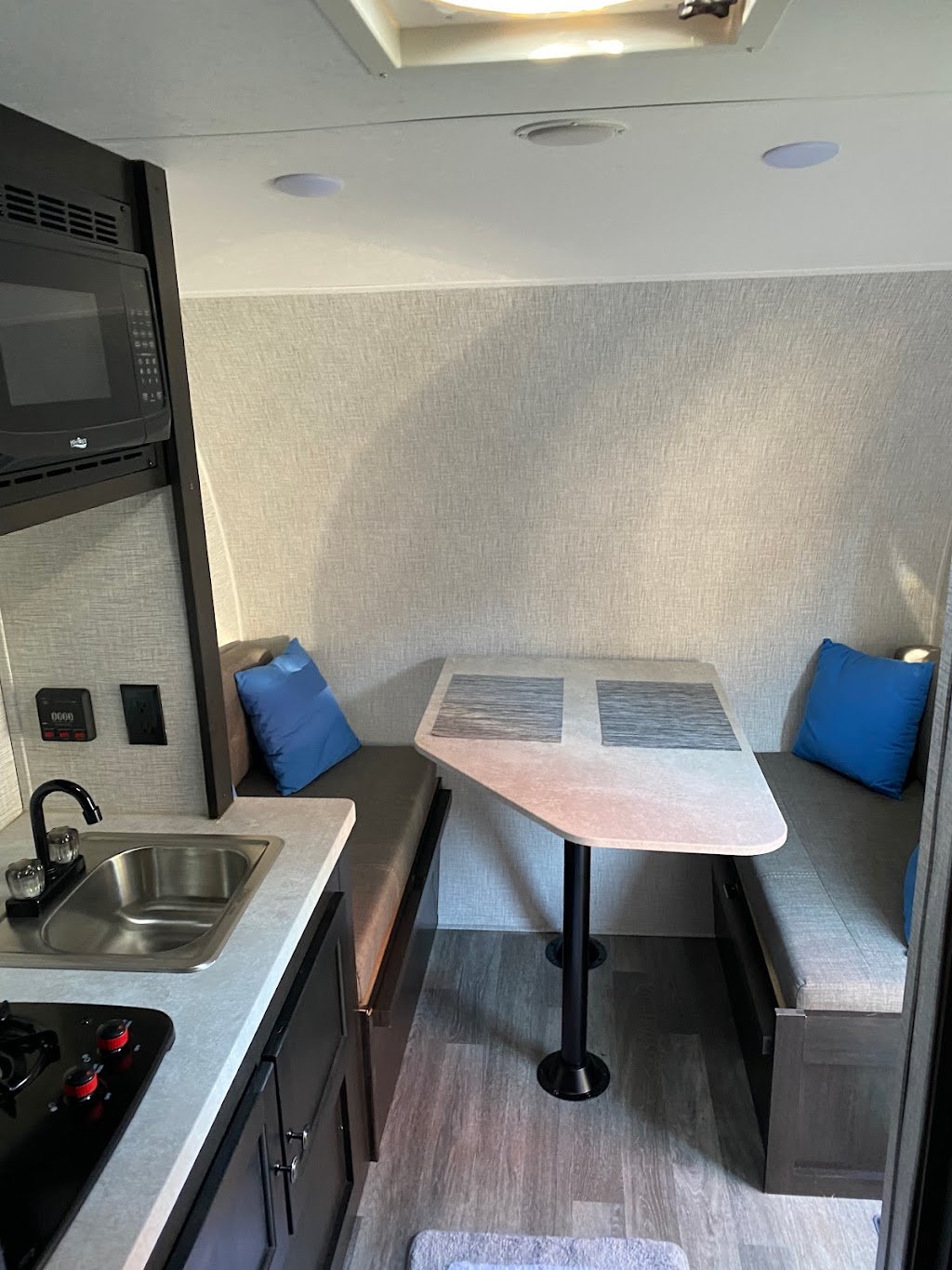 Rolln2TheWoods Camper Rentals | 7 Lisa Jane Ct, Barrie, ON L4M 6M6, Canada | Phone: (705) 722-7752