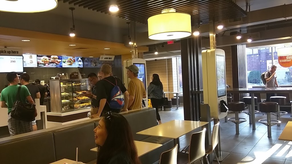 McDonalds | 885 Bloor St W, Toronto, ON M6G 1M4, Canada | Phone: (416) 588-6724
