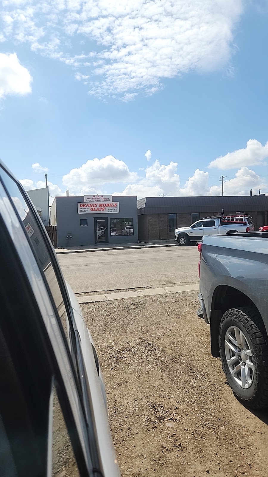 Dennis Mobile Glass Ltd | 5510 48 Ave, Taber, AB T1G 1S4, Canada | Phone: (403) 223-3833