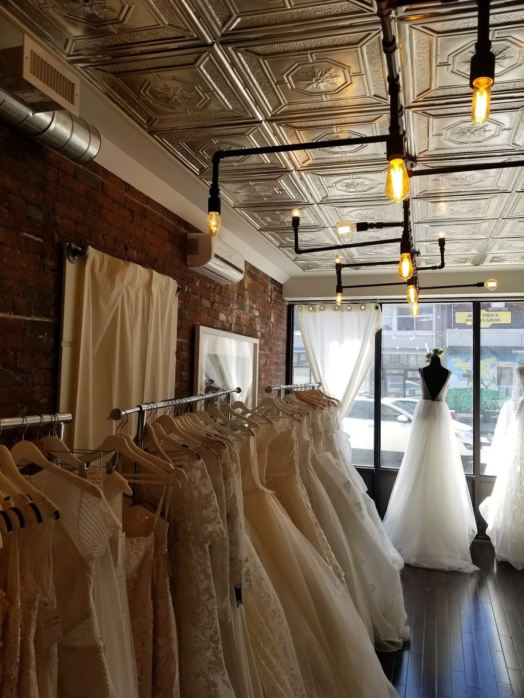 Je Vis Bridal | 243 Greenwood Ave #1, Toronto, ON M4L 2R4, Canada | Phone: (416) 998-4560