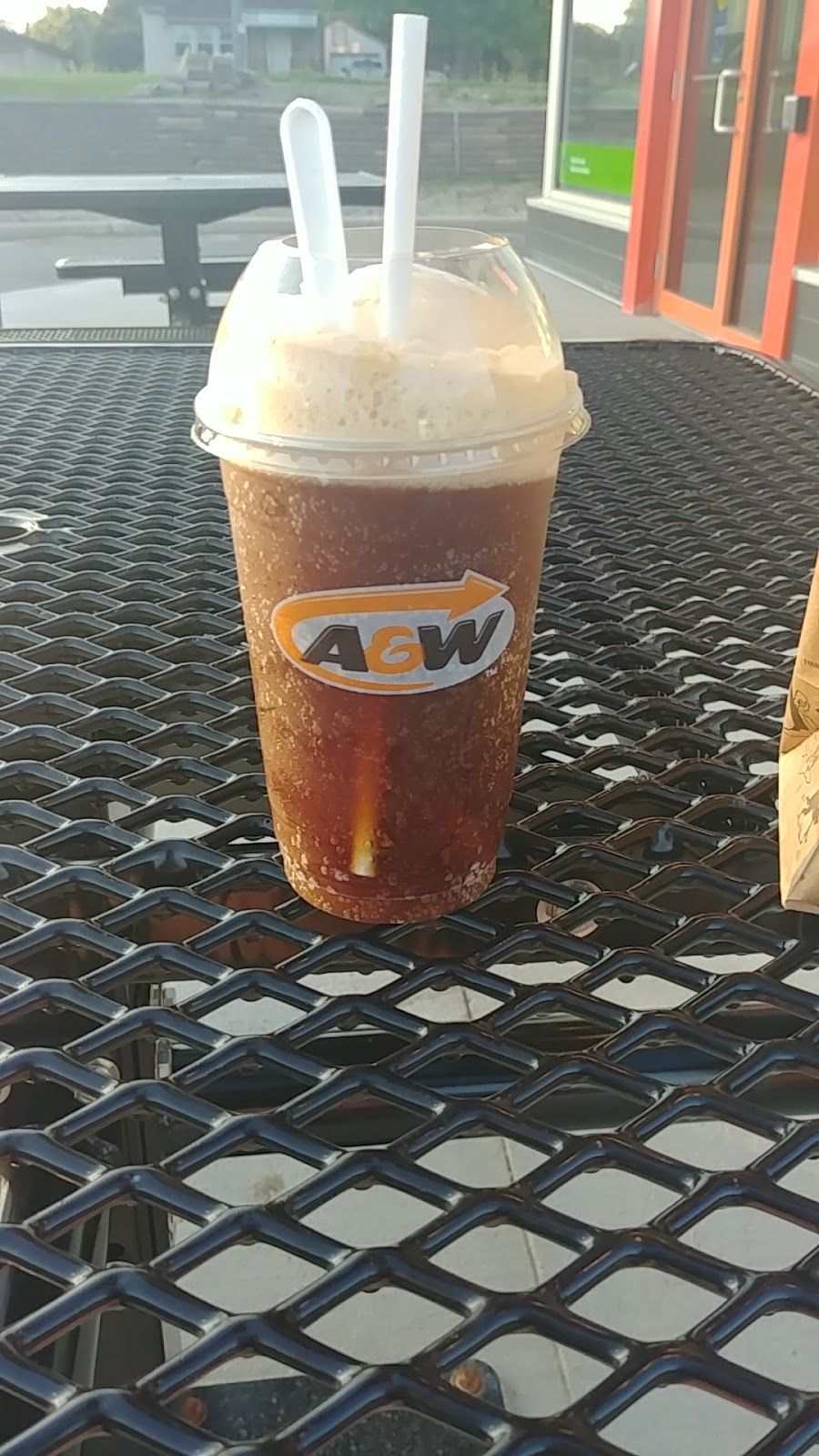 A & W | 639 Southdale Rd E, London, ON N6E 3M2, Canada | Phone: (519) 690-0550